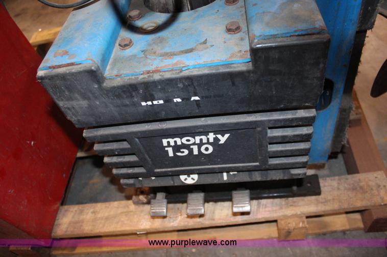 image for item AV9383 Hofmann Monty 1510 tire machine