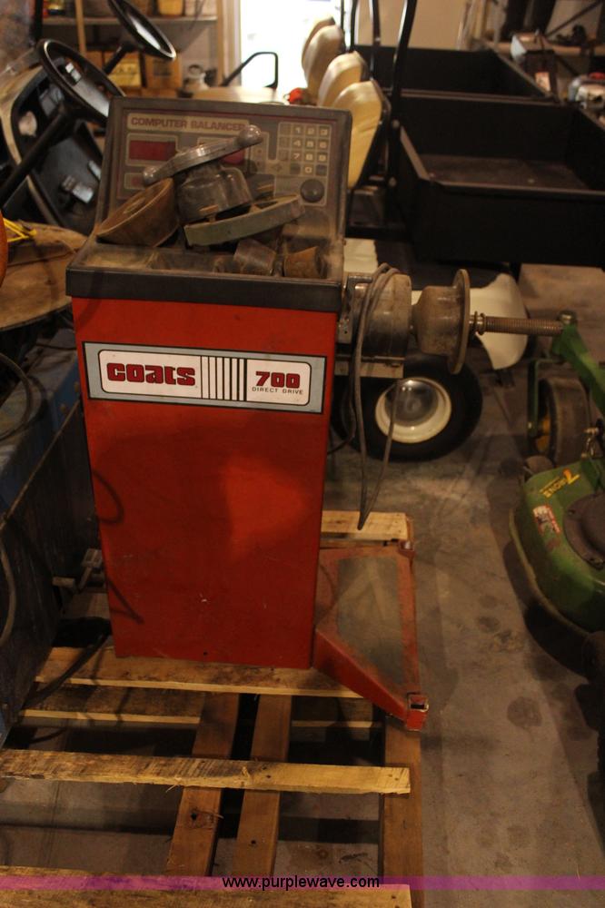image for item AV9384 Coats 700 wheel balancing machine