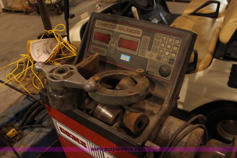 image for item AV9384 Coats 700 wheel balancing machine