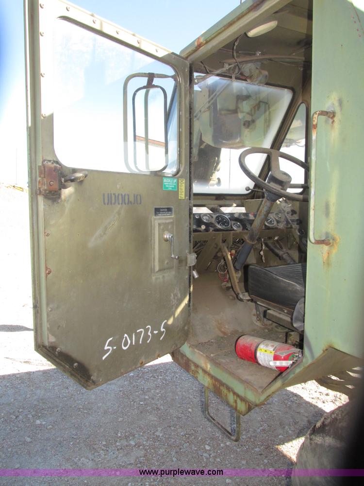 image for item G9908 1975 P & H MT-250 hydraulic crane