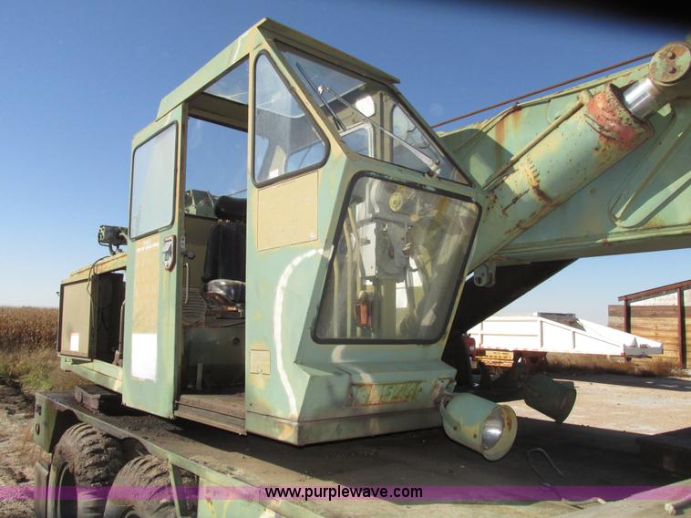 image for item G9908 1975 P & H MT-250 hydraulic crane