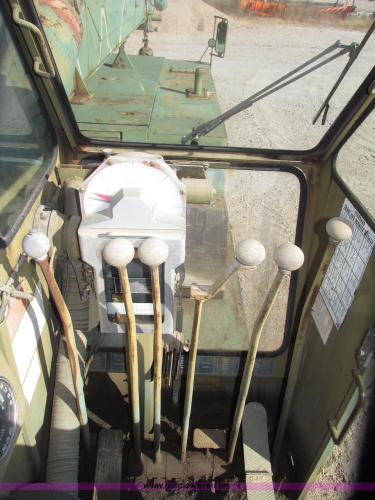 image for item G9908 1975 P & H MT-250 hydraulic crane