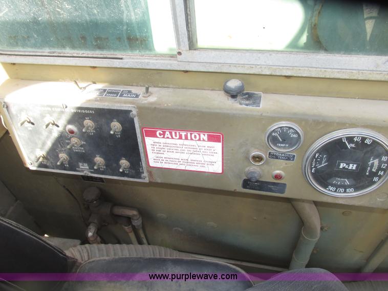 image for item G9908 1975 P & H MT-250 hydraulic crane