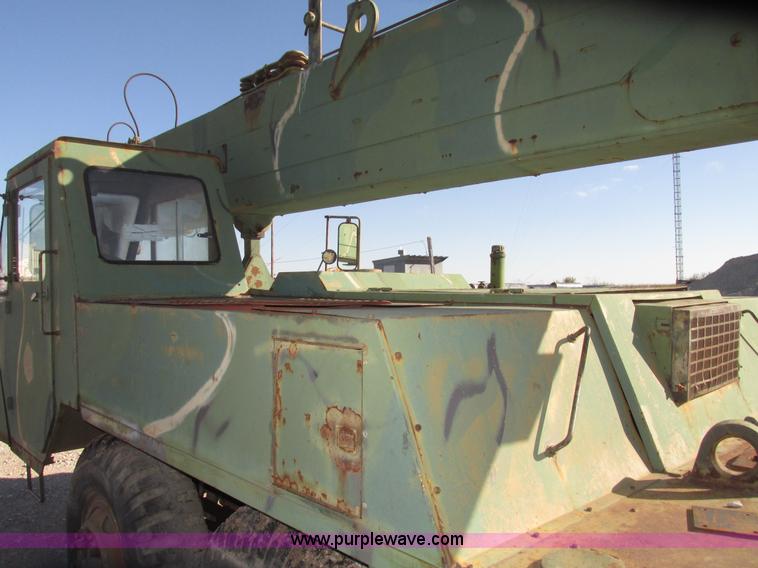 image for item G9908 1975 P & H MT-250 hydraulic crane