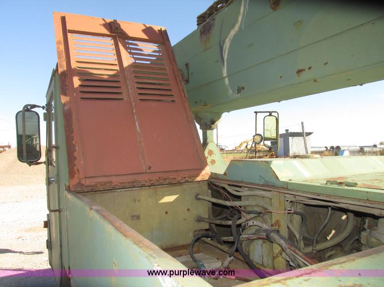 image for item G9908 1975 P & H MT-250 hydraulic crane