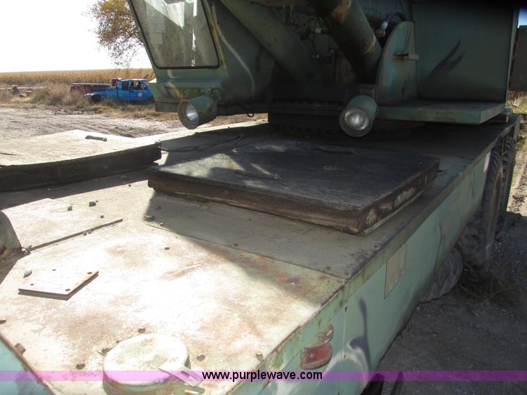 image for item G9908 1975 P & H MT-250 hydraulic crane