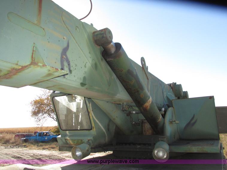 image for item G9908 1975 P & H MT-250 hydraulic crane