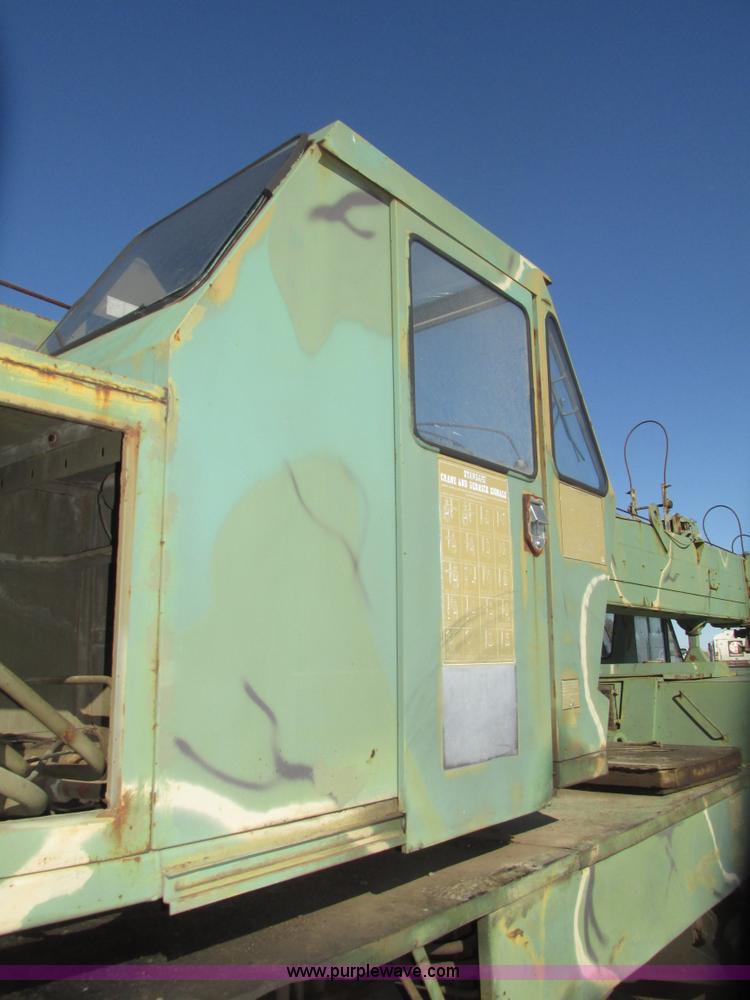 image for item G9908 1975 P & H MT-250 hydraulic crane