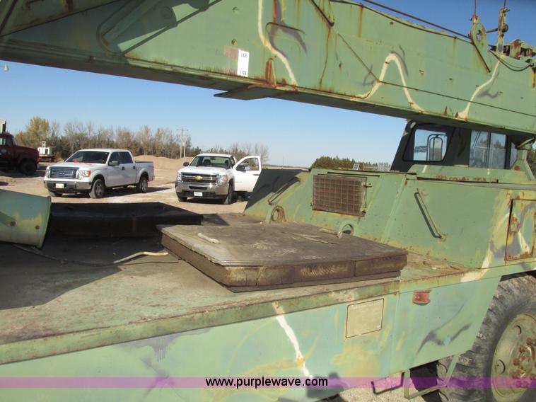 image for item G9908 1975 P & H MT-250 hydraulic crane