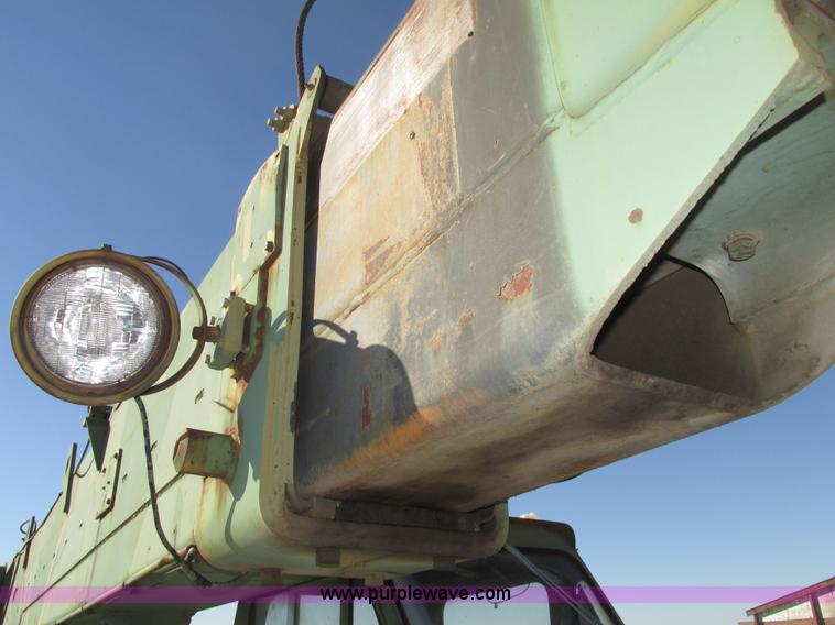 image for item G9908 1975 P & H MT-250 hydraulic crane