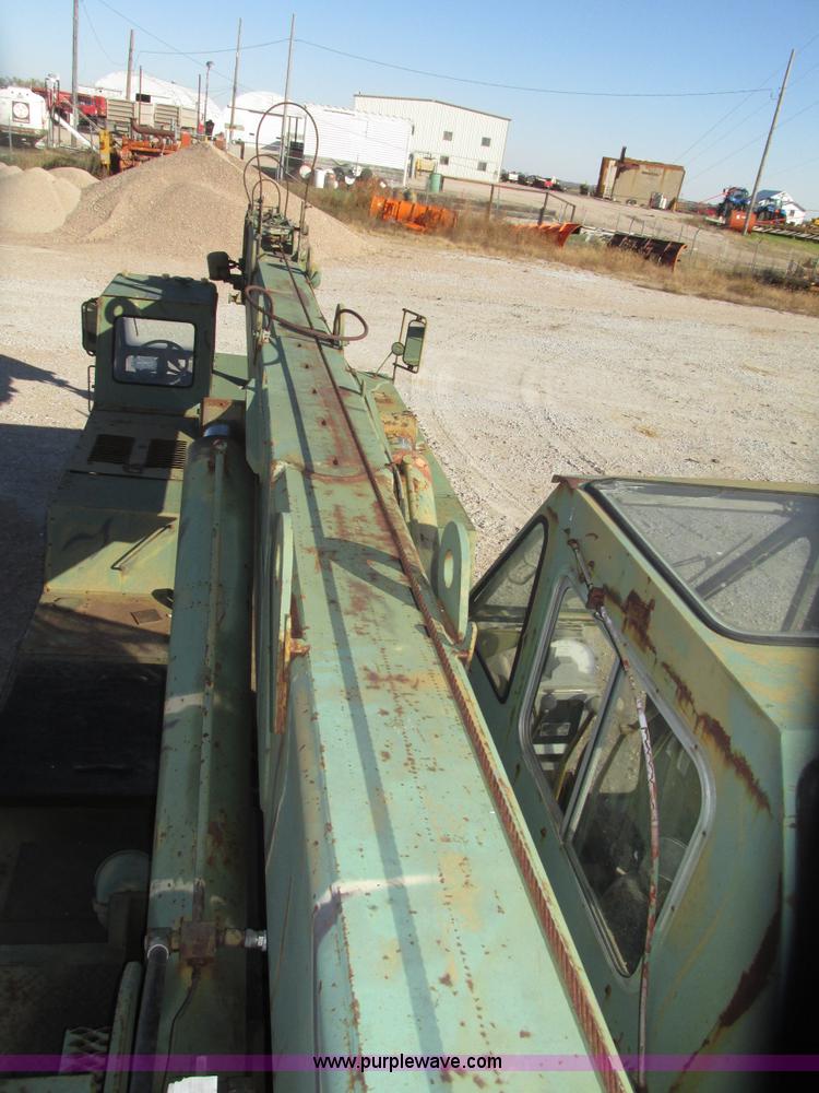 image for item G9908 1975 P & H MT-250 hydraulic crane