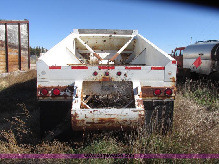 image for item G9909 1993 Dakota DB4200 belly dump trailer