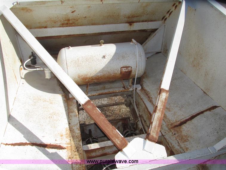 image for item G9909 1993 Dakota DB4200 belly dump trailer