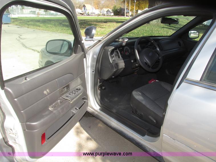 image for item G9910 2004 Ford Crown Victoria Police Interceptor