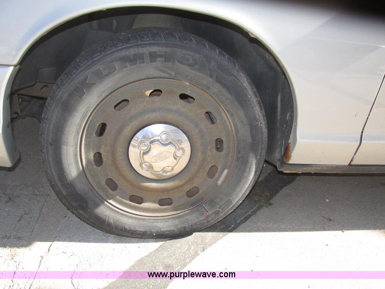 image for item G9910 2004 Ford Crown Victoria Police Interceptor