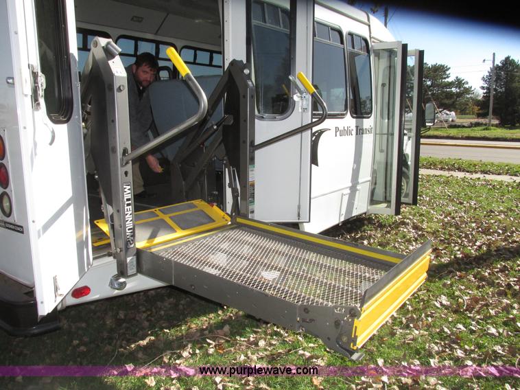 image for item G9911 2008 Ford E450 Super Duty Goeshen coach bus