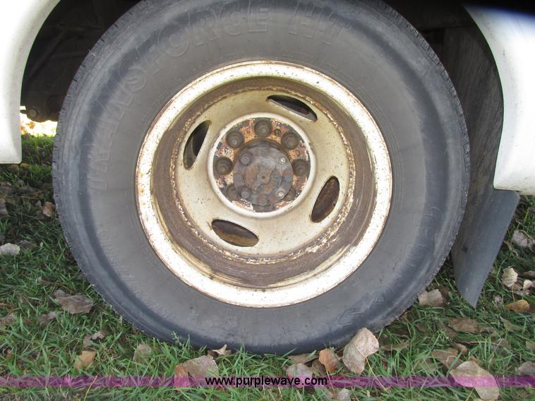 image for item G9911 2008 Ford E450 Super Duty Goeshen coach bus