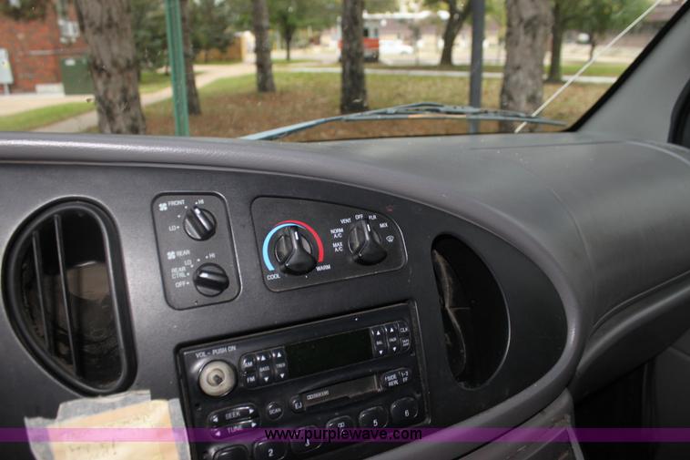 image for item H2043 1998 Ford Club Wagon van