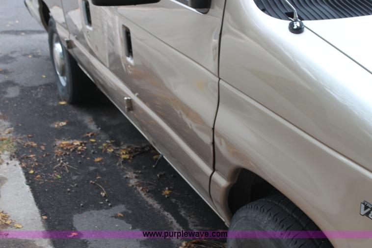 image for item H2043 1998 Ford Club Wagon van