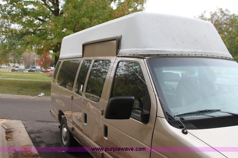 image for item H2043 1998 Ford Club Wagon van