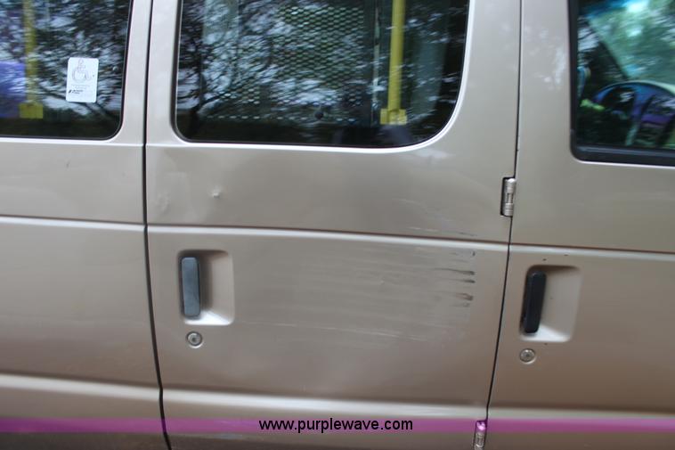image for item H2043 1998 Ford Club Wagon van