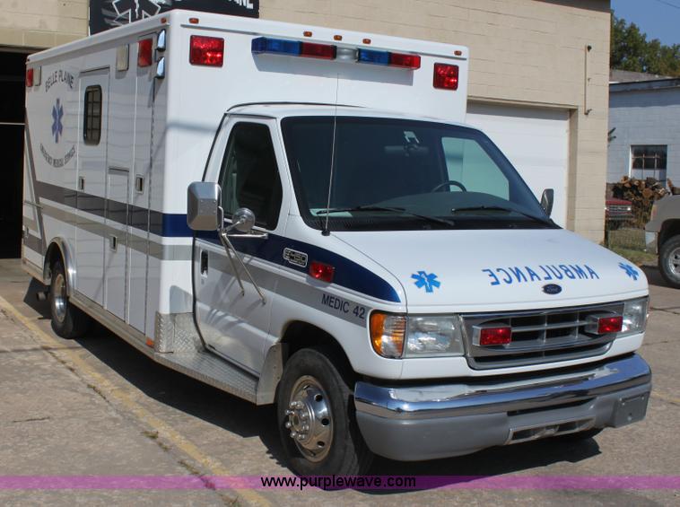 image for item H8773 2002 Ford 801 ambulance