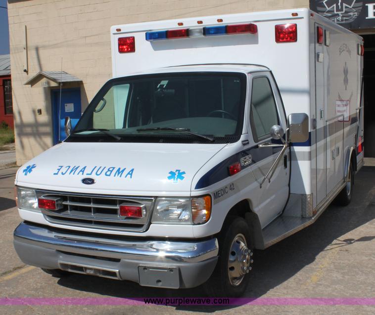 image for item H8773 2002 Ford 801 ambulance