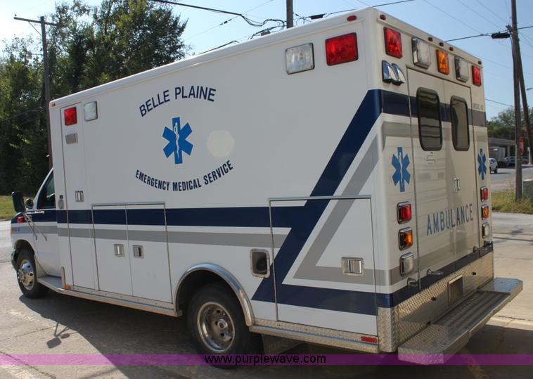 image for item H8773 2002 Ford 801 ambulance
