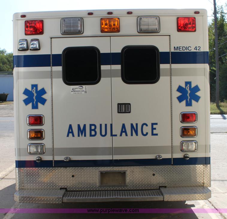 image for item H8773 2002 Ford 801 ambulance