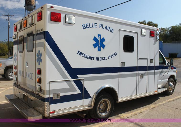 image for item H8773 2002 Ford 801 ambulance