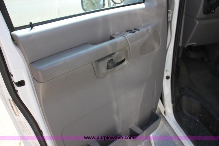 image for item H8773 2002 Ford 801 ambulance