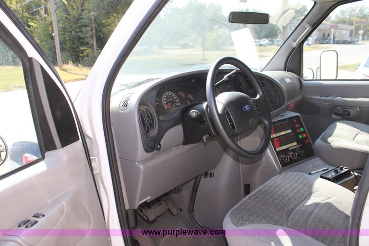 image for item H8773 2002 Ford 801 ambulance