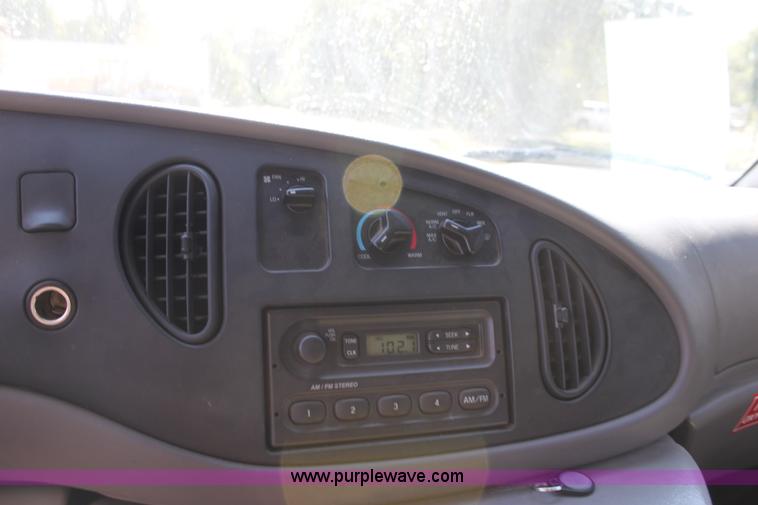 image for item H8773 2002 Ford 801 ambulance