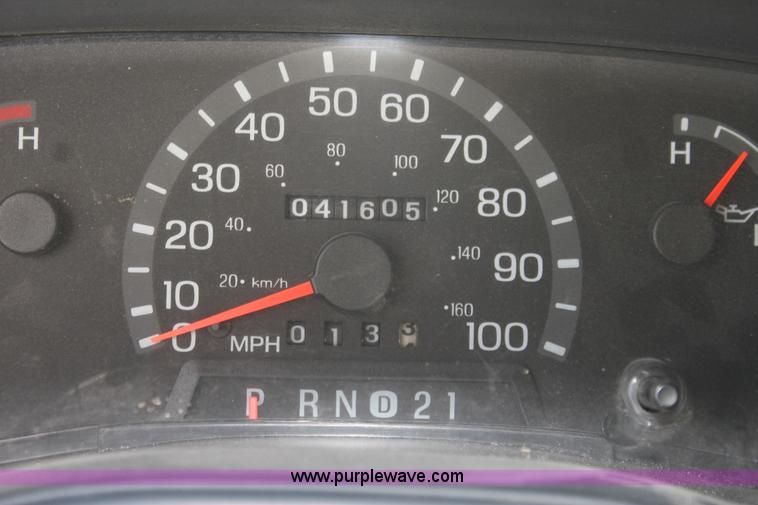 image for item H8773 2002 Ford 801 ambulance