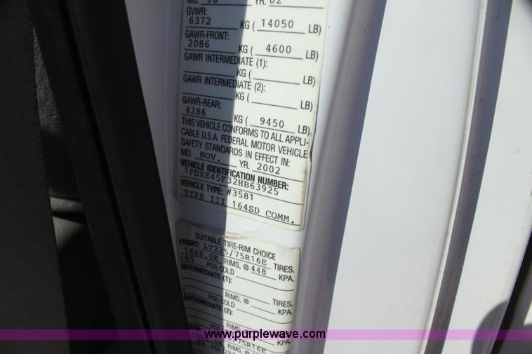 image for item H8773 2002 Ford 801 ambulance