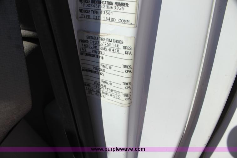 image for item H8773 2002 Ford 801 ambulance