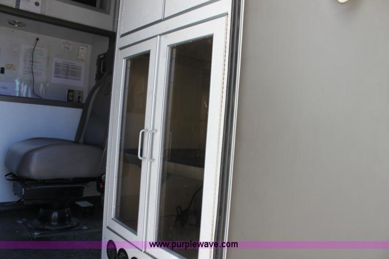 image for item H8773 2002 Ford 801 ambulance