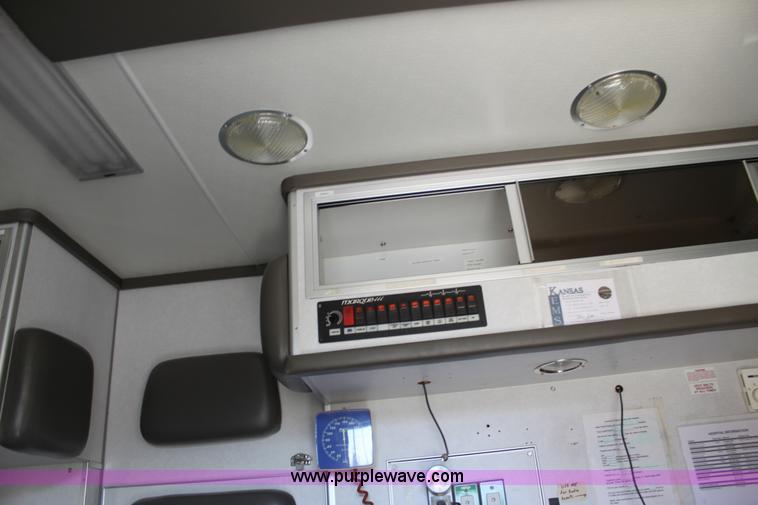 image for item H8773 2002 Ford 801 ambulance