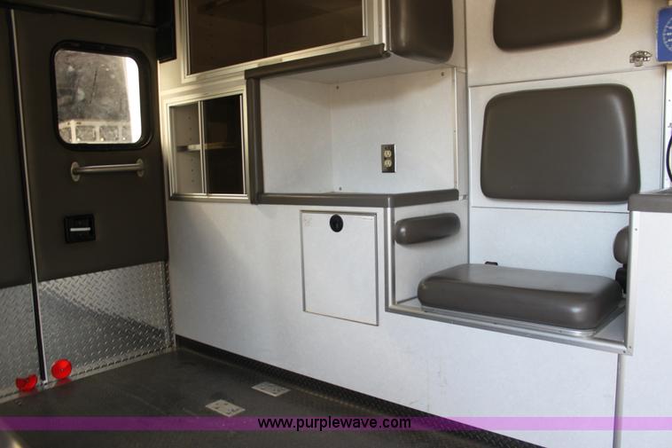 image for item H8773 2002 Ford 801 ambulance