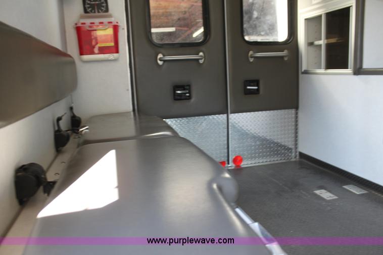 image for item H8773 2002 Ford 801 ambulance