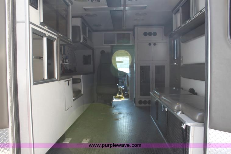 image for item H8773 2002 Ford 801 ambulance