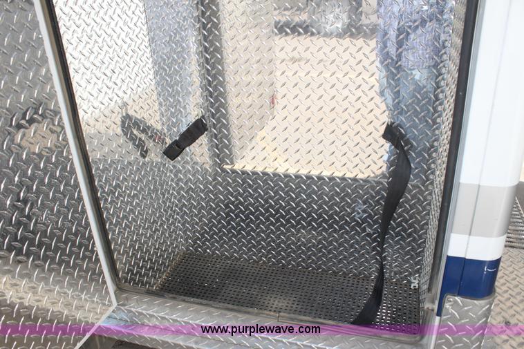 image for item H8773 2002 Ford 801 ambulance