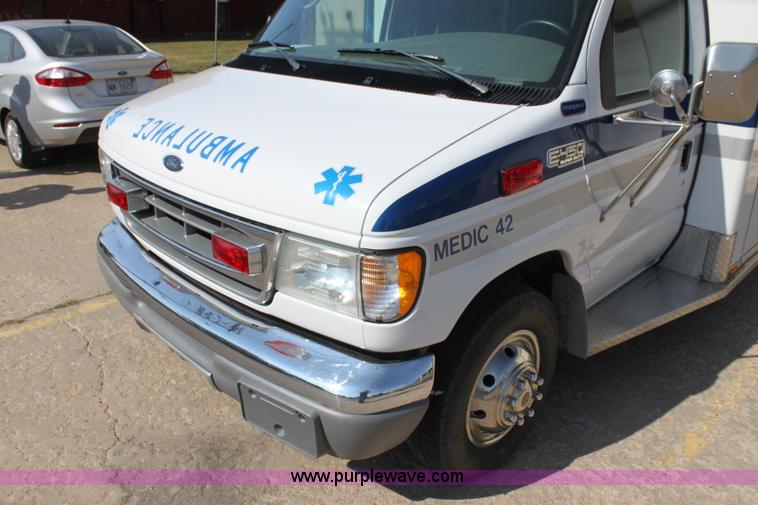image for item H8773 2002 Ford 801 ambulance