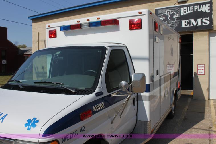 image for item H8773 2002 Ford 801 ambulance