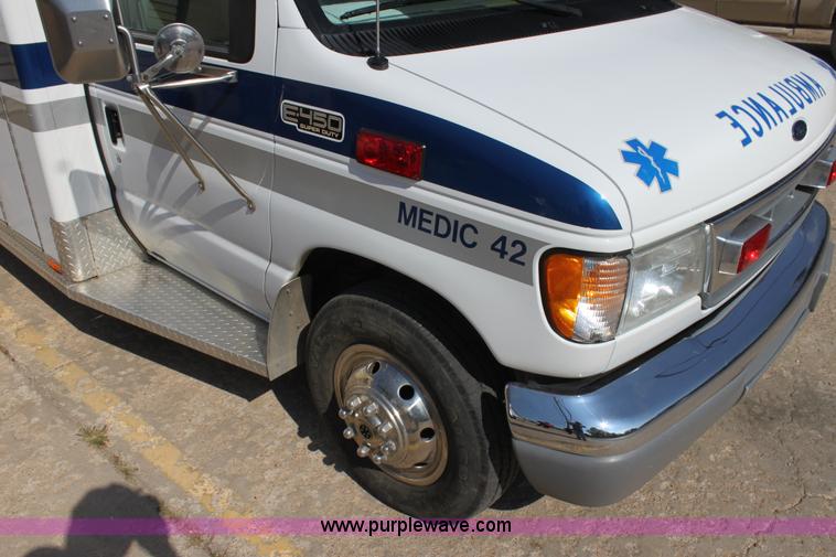image for item H8773 2002 Ford 801 ambulance