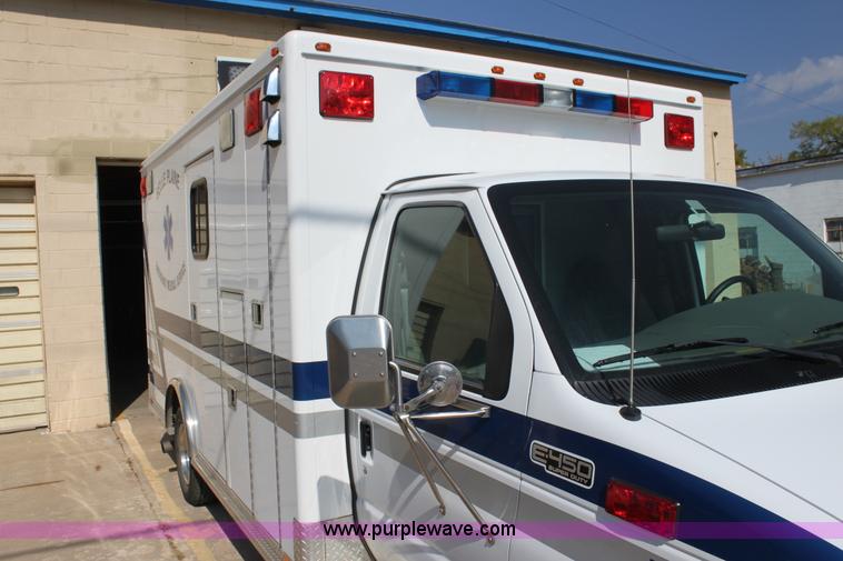 image for item H8773 2002 Ford 801 ambulance