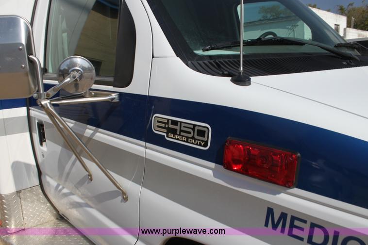 image for item H8773 2002 Ford 801 ambulance