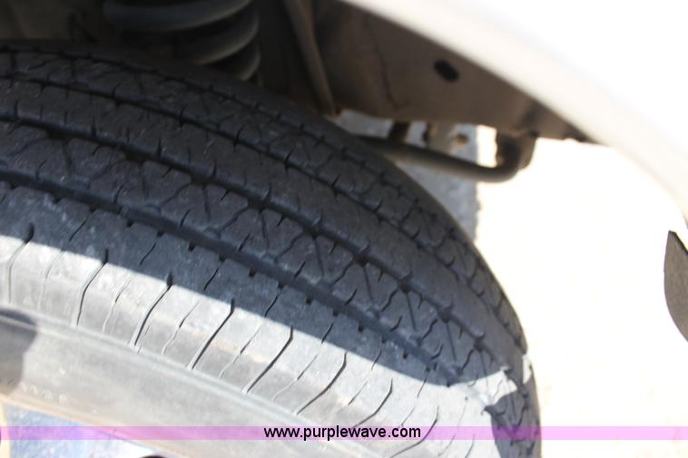 image for item H8773 2002 Ford 801 ambulance