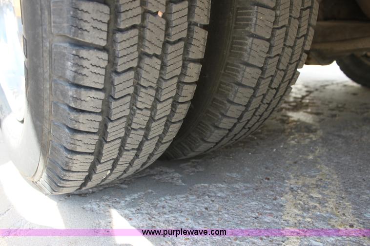 image for item H8773 2002 Ford 801 ambulance