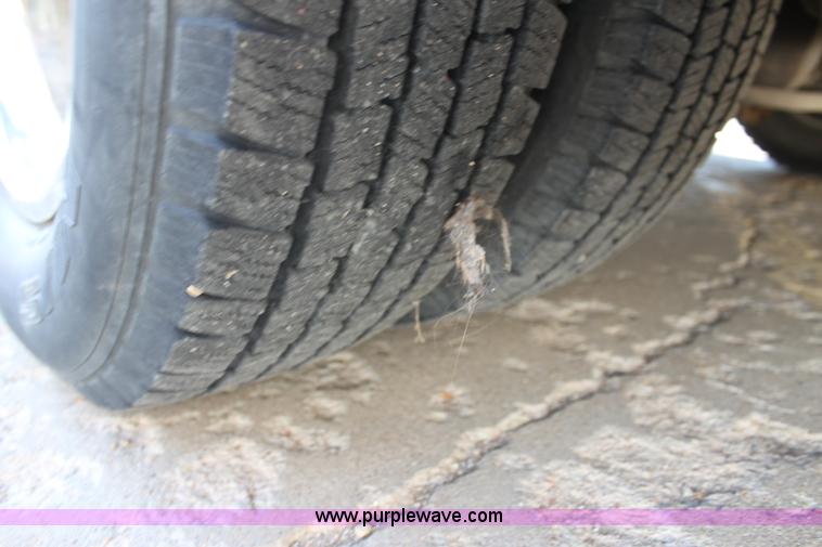 image for item H8773 2002 Ford 801 ambulance